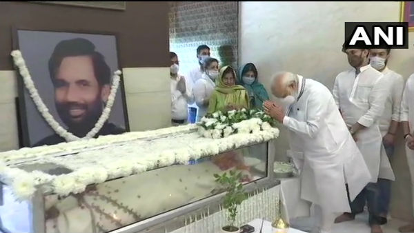 प्रधानमंत्री-राष्ट्रपति ने रामविलास पासवान को दी श्रद्धांजलि प्रधानमंत्री-राष्ट्रपति ने रामविलास पासवान को दी श्रद्धांजलि