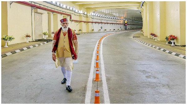 पहली बार नहीं, जब मोदी हाथ दिखाने के लिए ट्रोल हुए हों पहली बार नहीं, जब मोदी हाथ दिखाने के लिए ट्रोल हुए हों