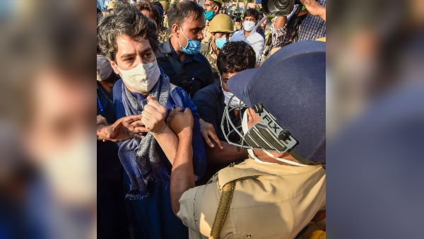पुलिसकर्मी उनका सूट खींचता दिखा
