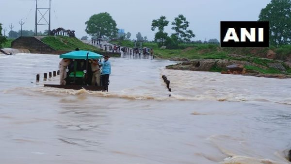 तेलंगाना में कुदरत का कहर, कई नदियां खतरे के निशान से ऊपर तेलंगाना में कुदरत का कहर, कई नदियां खतरे के निशान से ऊपर