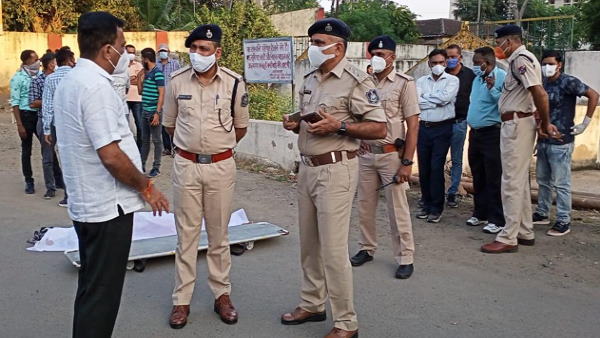 In Rajkot, a man Killed his Wife And Her Maternal Uncle, Then Sprayed Petrol With Two Children And Set It On Fire himself