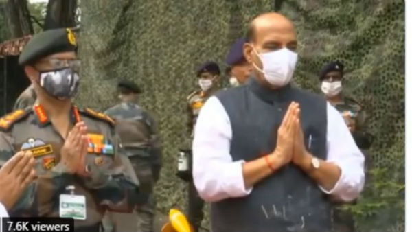 LAC के पास राजनाथ सिंह ने की शस्त्र पूजा, देखें तस्वीरें 