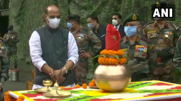 LAC के पास राजनाथ सिंह ने की शस्त्र पूजा, देखें तस्वीरें 