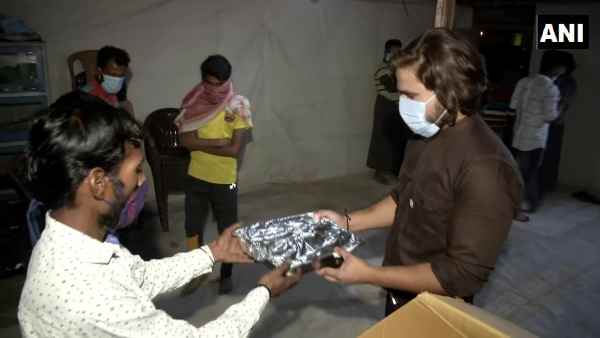 Navratri 2020: Delhis restaurant owners are distributing food among Rohingyas