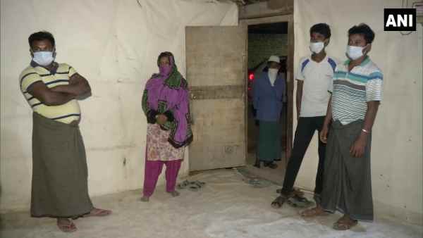 Navratri 2020: Delhis restaurant owners are distributing food among Rohingyas