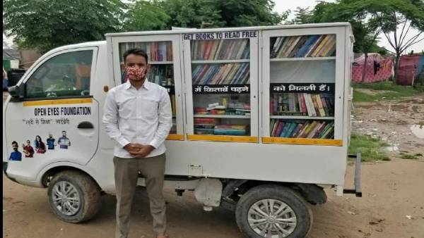 पिछले 3 साल से मुफ्त किताबें और स्टेशनरी मुफ्त मुहैया करा रहे हैं संदीप