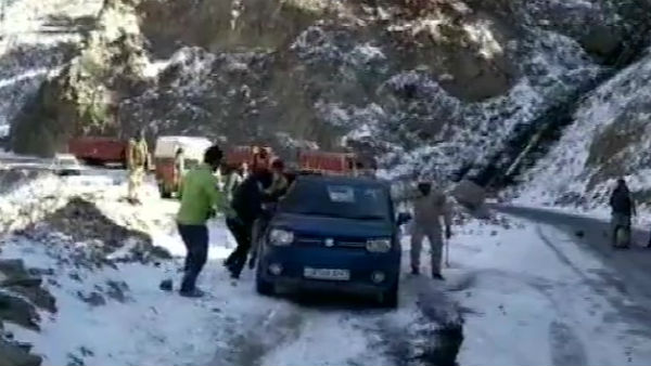  कश्मीर में हुई बर्फबारी 