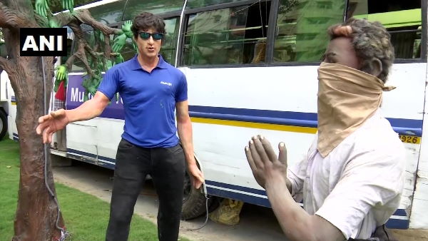 दुर्गा पूजा पंडालों में लगाई जा रही हैं सोनू सूद की मूर्ति