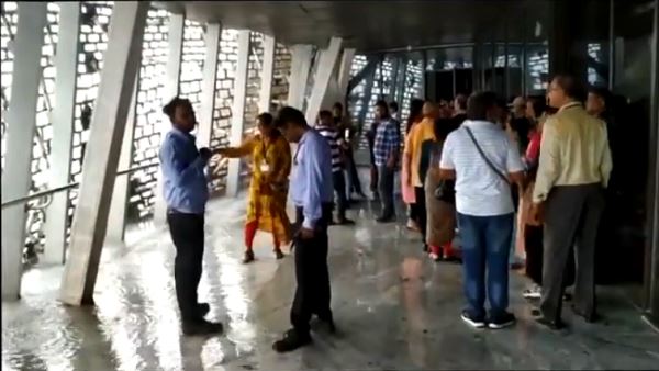 गैलरी में एक साथ 200 लोग खड़े रह सकते हैं गैलरी में एक साथ 200 लोग खड़े रह सकते हैं