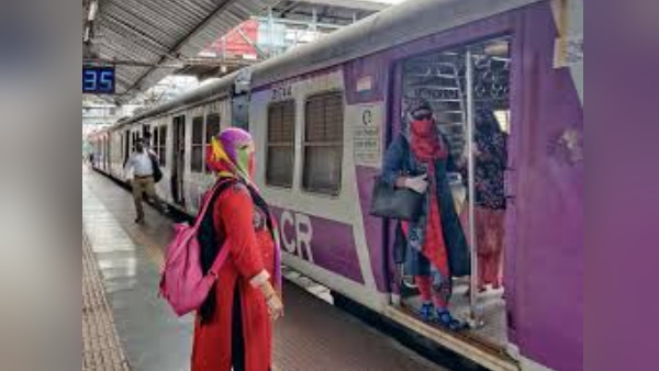 मुंबई लोकल में यात्रा कर सकेंगी महिलाएं मुंबई लोकल में यात्रा कर सकेंगी महिलाएं