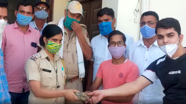 दो लाख रुपए सड़क पर गिर गए दो लाख रुपए सड़क पर गिर गए