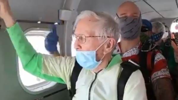 100 साल की उम्र में की थी स्काइडाइविंग