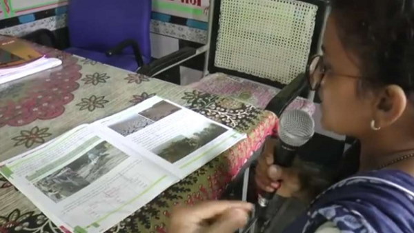 education, gujarat, Village, Children Studying With Mike, lack of Mobile, internet, TV, corona unlock-5, coronavirus, online study, online study in covid, Coronavirus disease (COVID-19), AHMEDABAD, बच्चों की पढ़ाई माइक से, मोबाइल, इंटरनेट, टीवी, कोरोना अनलॉक -5, कोरोना वायरस, ऑनलाइन पढ़ाई, अध्ययन, गुजरात, बनासकांठा, गांव में बिना इंटरनेट पढ़ाई, कोरोना काल में पढ़ाई, पढ़ाई, पढ़ाई का अनूठा तरीका
