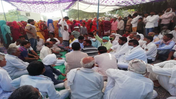  10 अक्टूबर : दूसरे दिन धरने पर बैठे ग्रामीण