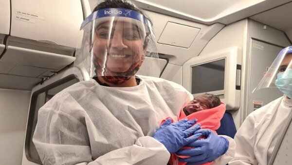 फ्लाइट के छोटे से टॉयलेट में महिला की करवाई डिलीवरी फ्लाइट के छोटे से टॉयलेट में महिला की करवाई डिलीवरी