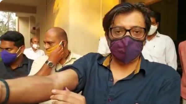 Maharashtra Republic TV Editor Arnab Goswami shows injury marks says Police surrounded me I hv been assaulted 