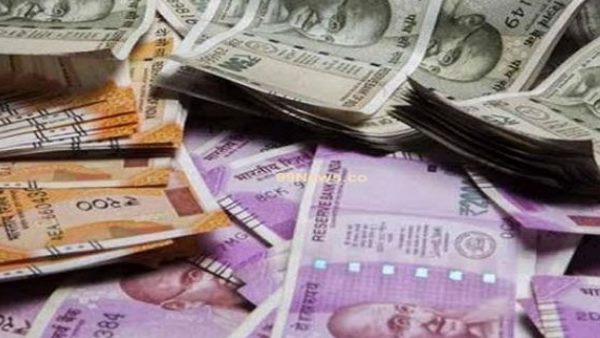 गन्ने के खेत में पड़े मिले नोट