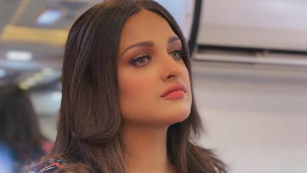 एयर इंडिया पर भड़कीं हिमांशी खुराना