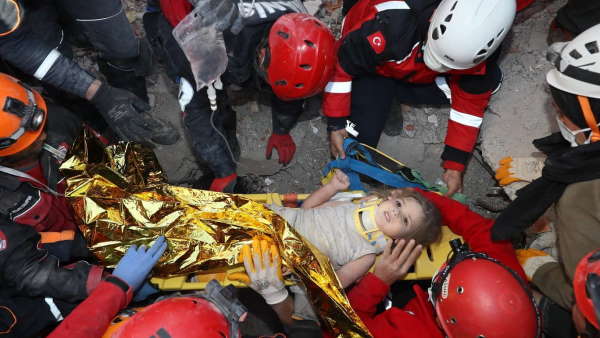 मलबे में दबी थी बच्ची