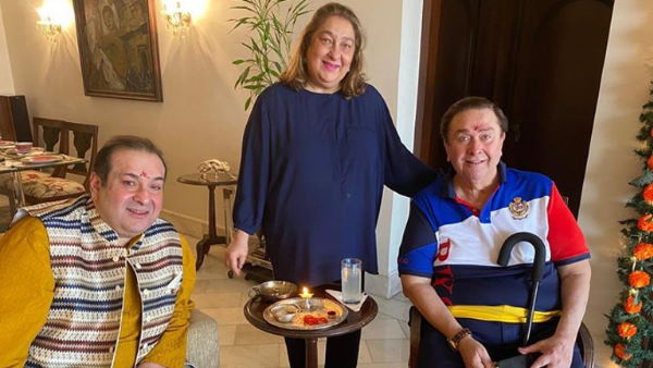 शेयर की परिवार के साथ तस्वीर शेयर की परिवार के साथ तस्वीर