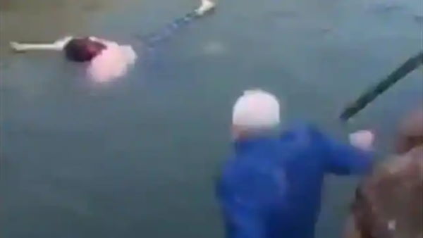 चारों तरफ मच गई अफरा-तफरी तभी ब्रिटिश राजनयिक ने लगाई छलांग