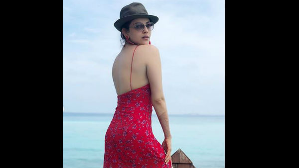  रेड आउटफिट में पति के साथ किया पोज