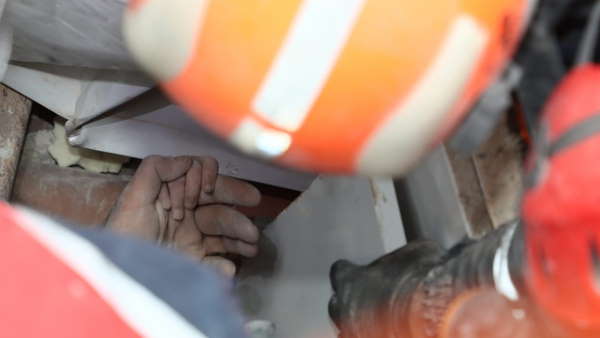 जब बच्ची के पिता ने चूमा