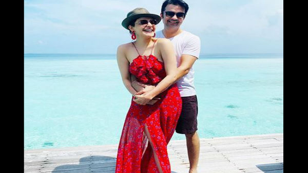  मालदीव में पति के साथ काजल से शेयर की रोमांटिक फोटो