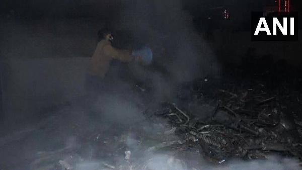 जम्मू और कश्मीर में बाइक शो रूम जलकर खाक