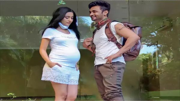 विवाह फेम अभिनेत्री अमृता राव ने भी हाल में मां बनने की घोषणा की 