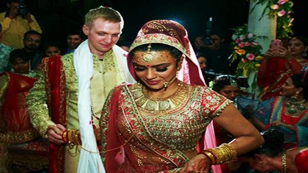 आश्का गोरोडिया ने 2017 में हिंदू और क्रिश्चिन रीति-रिवाज से शादी रचाई