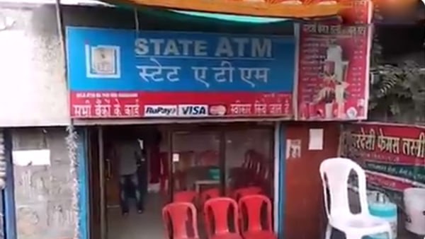 ग्राहकों के रुपए और सुरक्षा से खिलवाड़