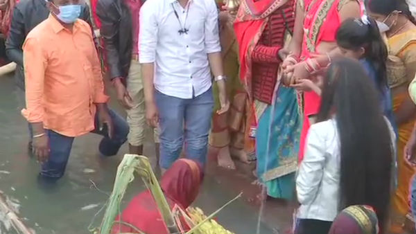 First Arghya: अस्त होते सूर्य को दिया गया पहला अर्घ्य