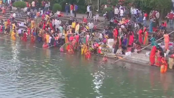 First Arghya: अस्त होते सूर्य को दिया गया पहला अर्घ्य