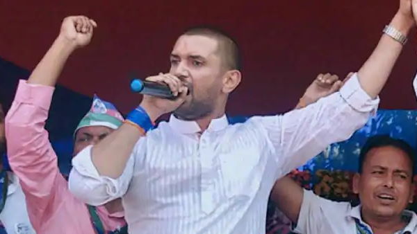 जेडीयू 50 सीटों के अंदर सिमटती दिख रही है