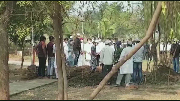 ahmed patel Buried Next To Parents Grave, Rahul Gandhi Attend Funeral at Piramal village of Bharuch district ahmed patel Buried Next To Parents Grave, Rahul Gandhi Attend Funeral at Piramal village of Bharuch district