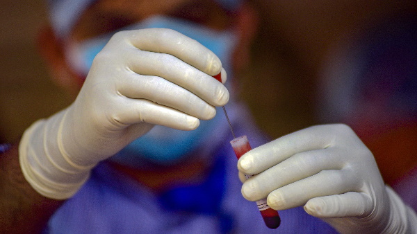 वैक्सीन पर तेजी से काम कर रहा है अमेरिका