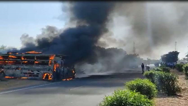 तार टूटकर बस पर गिरा 