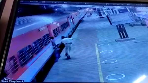 RPF personnel saved the life of a passenger at Dahod Railway Station
