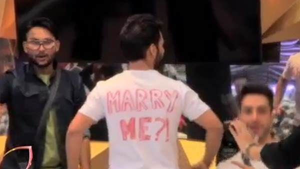 घर वालों के लिए सामने किया प्रपोज