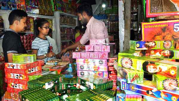 'पटाखों से निकलते हैं हानिकारक रसायन'