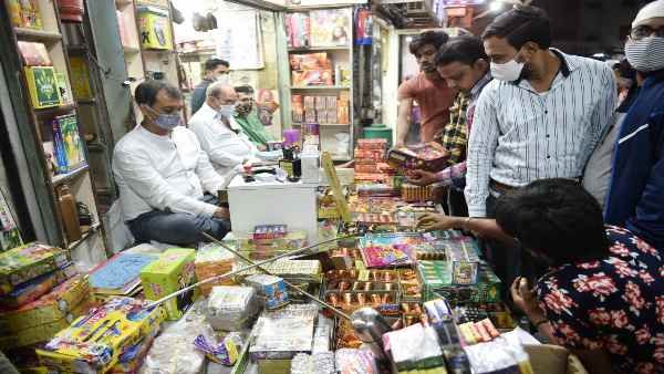 Ban on firecrackers: Voice has started to rise in protest, from RSS organization to DMK opened front