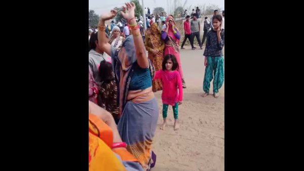 शवयात्रा में महिलाएं भी हुईं शामिल शवयात्रा में महिलाएं भी हुईं शामिल
