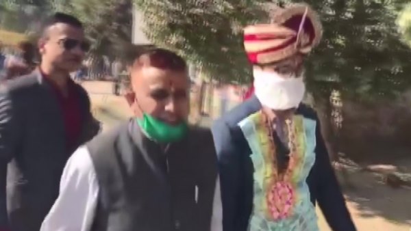 groom along with his wedding party walking on road due to road blockade amidst farmers protest groom along with his wedding party walking on road due to road blockade amidst farmers protest