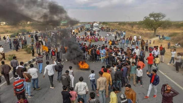  रेल पटरियों के साथ-साथ सड़क पर भी जाम