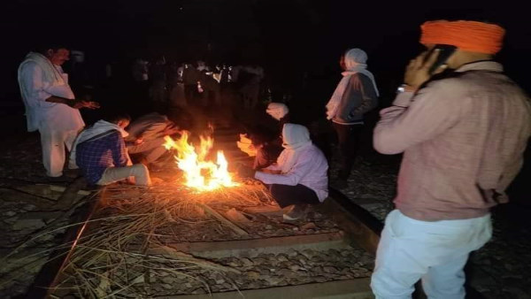 गुर्जरों ने रेल पटरियों पर गुजारी रात