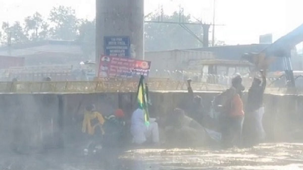 farmers protest delhi chalo: Police-clash-with-farmers-on-the-Delhi-haryana-border, Use tear gas on protesters