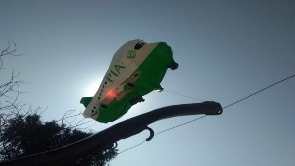  पीआईए व चांद तारे के चित्र अंकित थे