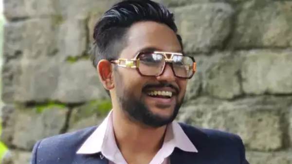'वह आत्मिश्वासी और बोल्ड है' 'वह आत्मिश्वासी और बोल्ड है'