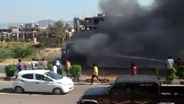  सड़क पर लगा जाम